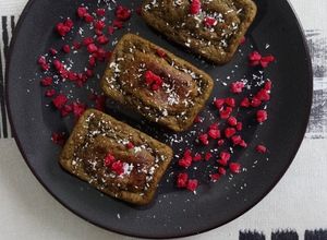 Une photo de Minis cakes Coco Matcha Framboises
