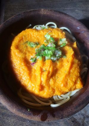 Una foto de Spaghettis italianos con crema naranja