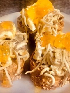 Una foto de Pincho de gulas con albaricoque y huevo