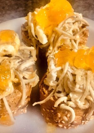 Una foto de Pincho de gulas con albaricoque y huevo
