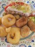 Plato combinado con pastel de verano, calamares a la romana y croquetas de pescado