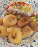 Plato combinado con pastel de verano, calamares a la romana y croquetas de pescado