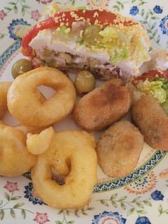 Una foto de Plato combinado con pastel de verano, calamares a la romana y croquetas de pescado