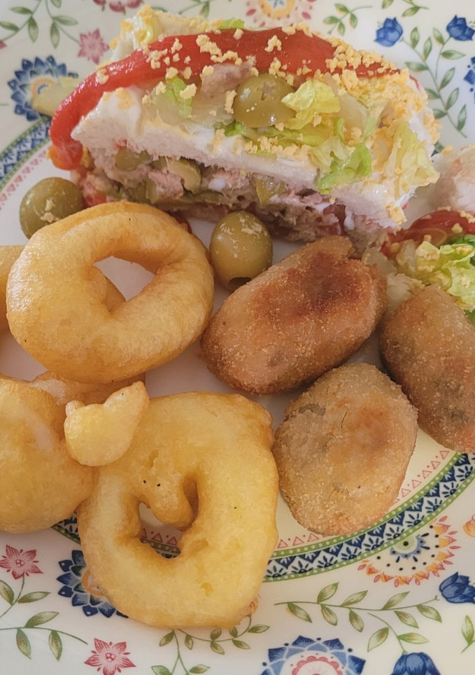 Una foto de Plato combinado con pastel de verano, calamares a la romana y croquetas de pescado