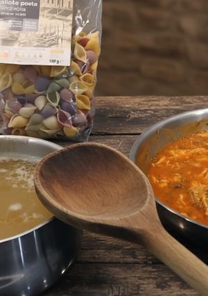 Una foto de Sopa de Conchas y Carne de Cocido con Tomate