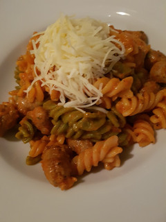 Una foto de Macarrones de verduras con salchichas