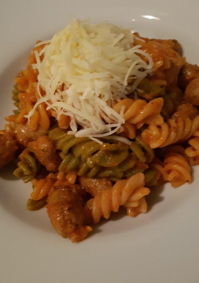 Una foto de Macarrones de verduras con salchichas