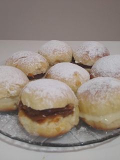 Una foto de Pancitos de leche rellenos con dulce de leche y crema pastelera