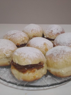 Una foto de Pancitos de leche rellenos con dulce de leche y crema pastelera