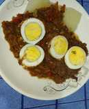 Huevos hervidos en cebolla