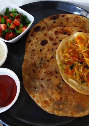 કોબી ગાજર ના સ્ટફ પરાઠા(Cabbage carrot stuffed paratha recipe in Gujarati) રેસીપી મુખ્ય ફોટો
