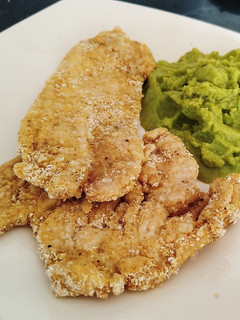 Una foto de Milanesa de pollo con puré de arvejas