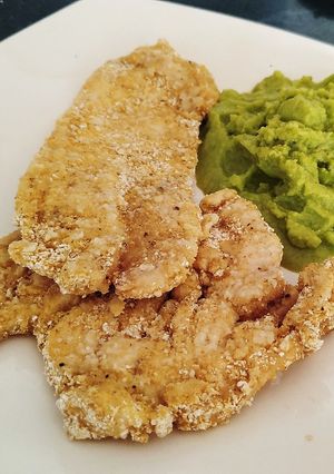 Una foto de Milanesa de pollo con puré de arvejas