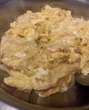 Huevos con cebolla frita