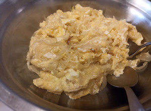 Una foto de Huevos con cebolla frita