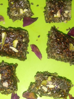 கருப்பு எள்ளு சிக்கி (Karuppu ellu chikki recipe in tamil) செய்முறை முக்கிய புகைப்படம்