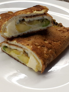 Una foto de Omelette de queso y palta XL