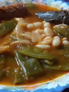 Una foto de Judías de dos colores (blancas y verdes)