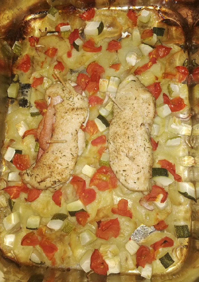 Una foto de Pechugas de pollo rellenas sobre patatas panaderas y verduras