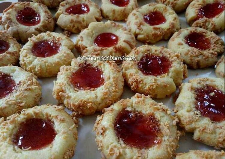 Langkah Mudah untuk Menyiapkan Crunchy Strawberry Cheese Thumbprint Cookies Anti Gagal