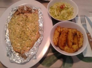 Una foto de Trucha al horno bañada con crema de ajo y hojas de apio!
