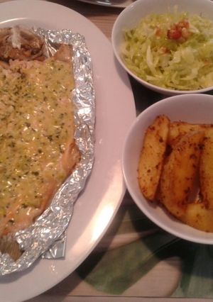 Una foto de Trucha al horno bañada con crema de ajo y hojas de apio!