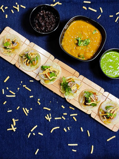 સુરત ની ફેમસ આલુ પૂરી (Surat Famous Aloo Poori Recipe In Gujarati) રેસીપી મુખ્ય ફોટો