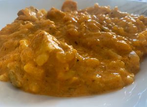 Una foto de Pollo al curry con arroz