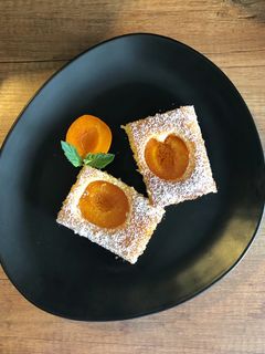 O poză a rețetei Prăjitură cu caise.