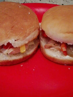 Una foto de Sándwich de pollo y verduras