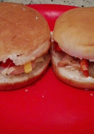 Una foto de Sándwich de pollo y verduras
