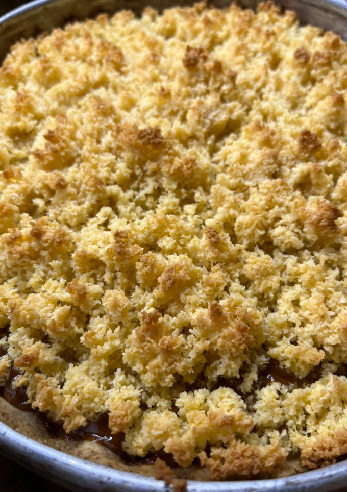 Una foto de Tarta dulce rellena de dulce de leche con coco