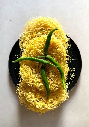 ચણાના લોટની સેવ(Besan sev recipe in Gujarati) રેસીપી મુખ્ય ફોટો