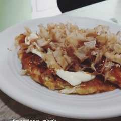 A picture of Seafood okonomiyaki.