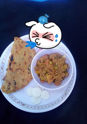 A picture of Sahjane ke full ki sbji or masala mki ki Roti.