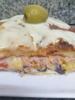 Una foto de Pizza en licuadora rellena fácil, hecha en sartén. 👩🏼🍳🍺🍕