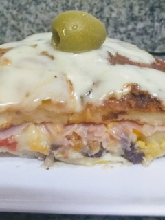 Una foto de Pizza en licuadora rellena fácil, hecha en sartén. 👩🏼🍳🍺🍕