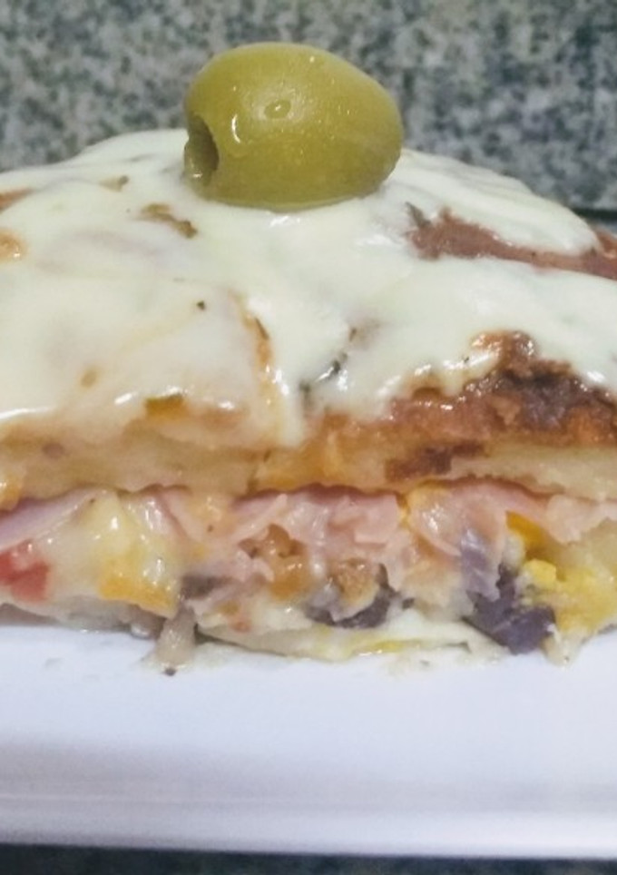 Una foto de Pizza en licuadora rellena fácil, hecha en sartén. 👩🏼‍🍳🍺🍕