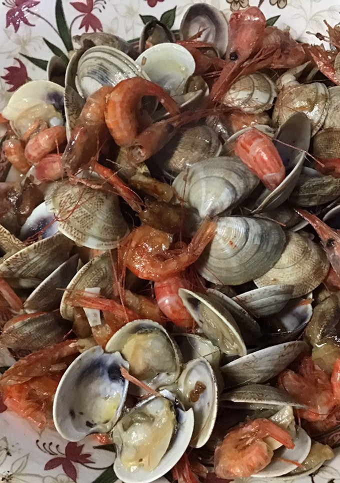 Una foto de Almejas con quisquillas picante al brandy de Jerez