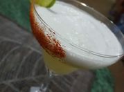 Una foto de bebidas con alcohol de huevo