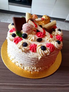 O poză a rețetei Tort cu crema de cioc albă, frișca, mascarpone și fructe.