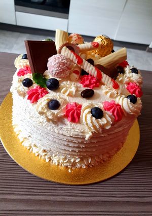O poză a rețetei Tort cu crema de cioc albă, frișca, mascarpone și fructe.