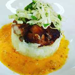 Una foto de Yuca con Chicharrón