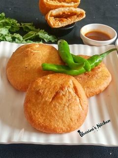 ઈન્દોરી આલુ કચોરી (Indori Aloo Kachori Recipe In Gujarati) રેસીપી મુખ્ય ફોટો