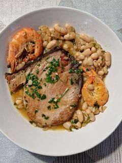 Una foto de Atún en salsa verde con alubias y langostinos