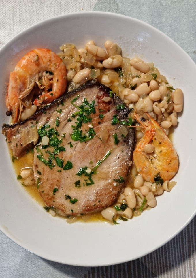 Una foto de Atún en salsa verde con alubias y langostinos