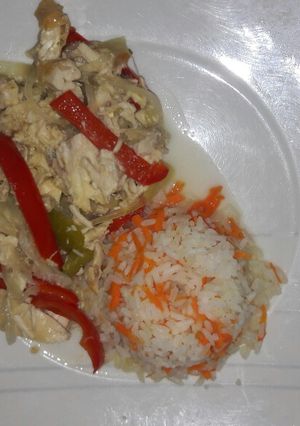 Una foto de Guiso de pollo con verduras.