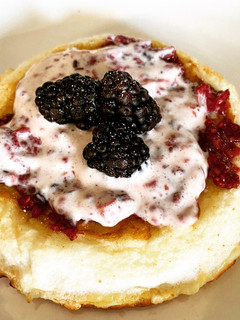 Una foto de Soufflé dulce con moras - keto