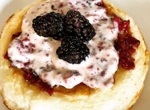 Una foto de Soufflé dulce con moras - keto