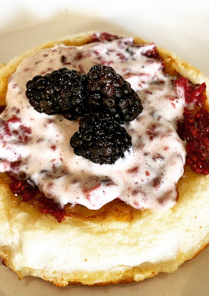 Una foto de Soufflé dulce con moras - keto